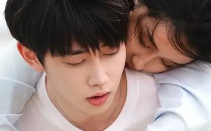 《捡了个霸总回家卖椰子》：甜宠爆笑！看落魄总裁如何被迫营业，椰子摊上逆袭人生！